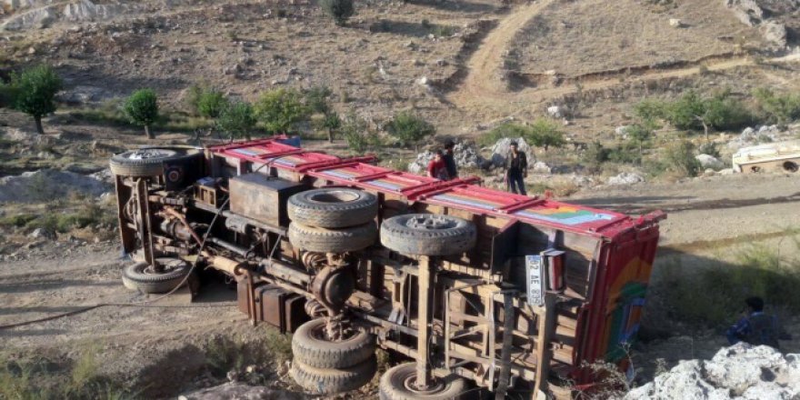 Adıyaman'da kamyon devrildi! 1 ölü, 2 yaralı