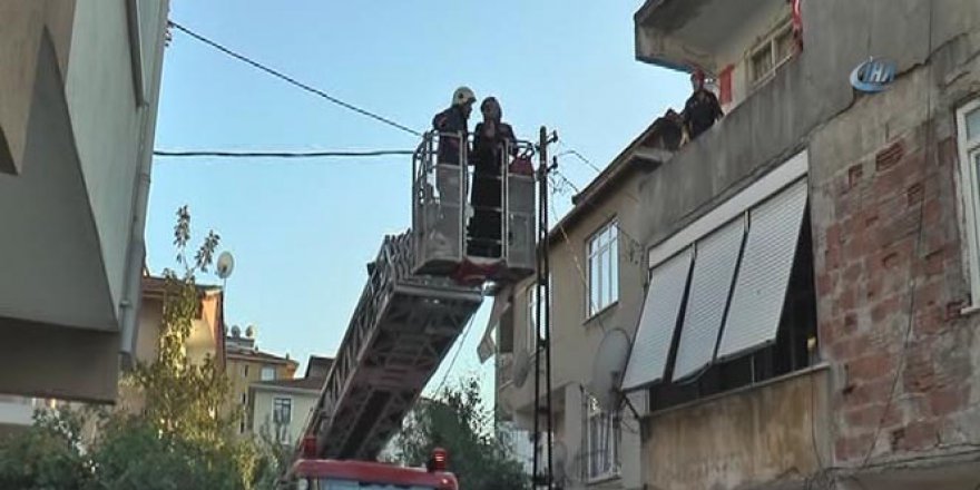 İstanbul , Kartal'da 3 katlı binanın merdiveni çöktü! Anne-kız mahsur kaldı..