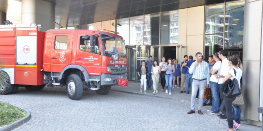 İzmir'de iş merkezinde korkutan yangın