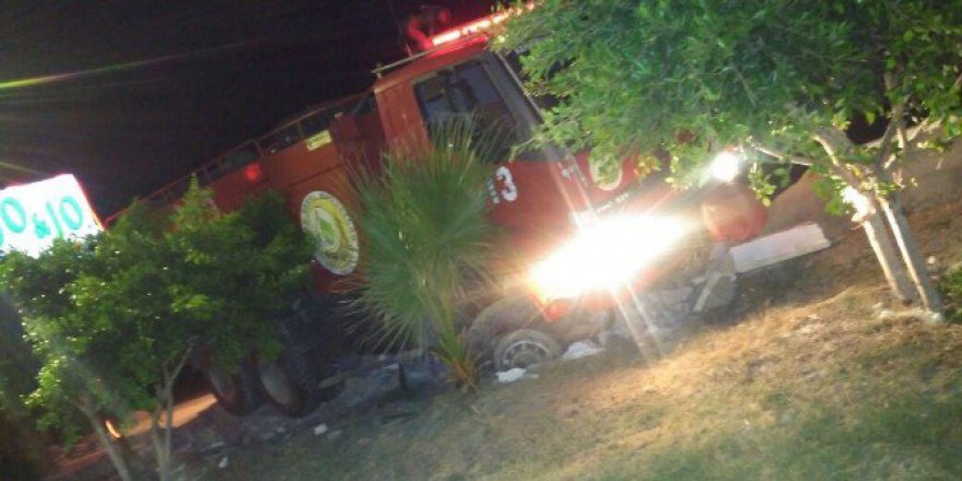 Hatay, Arsuz'da Lastiği Patlayan İtfaiye Aracı Kafenin Bahçesine Daldı