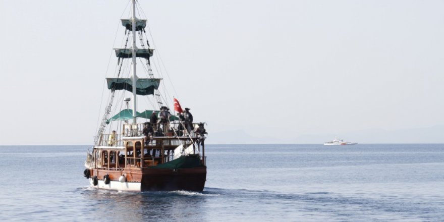 Antalya’da fırtına nedeniyle batan tur teknesinde kaybolan 2 kişi aranıyor