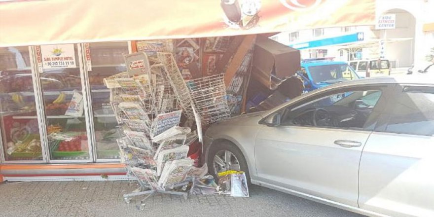Antalya, Manavgat'ta otomobil markete girdi: 1 yaralı