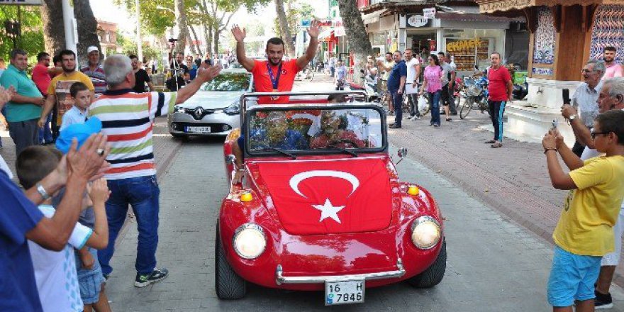 Dünya Gençler Güreş Şampiyonu Enes Uslu’ya Sevgi Seli