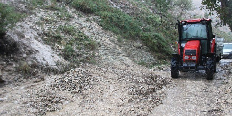 Karaman’da Heyelandan Kapanan Güldere Köy Yolu Ulaşıma Açıldı