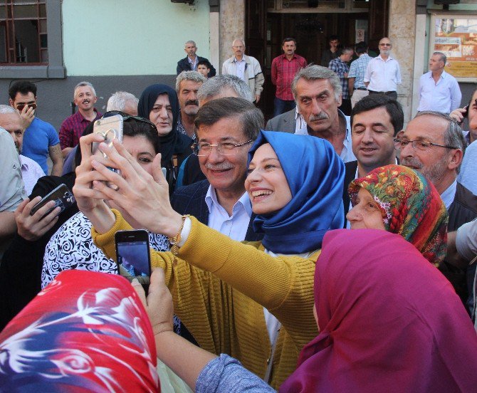 Ahmet Davutoğlu Rize’de! Büyük ilgi gördü
