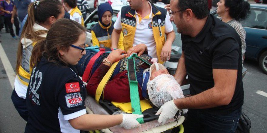 Ereğli'de Kazayı Merak Edip Geldi, Yaralının Eşi Olduğunu Görünce Gözyaşlarına Boğuldu