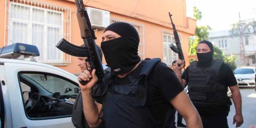 Adana'da bir zanlı cezaevine girmemek için polis ile çatıştı