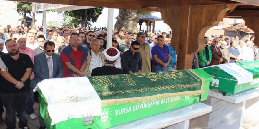 Ünlü sinema oyuncuları babalarını aynı gün toprağa verdi