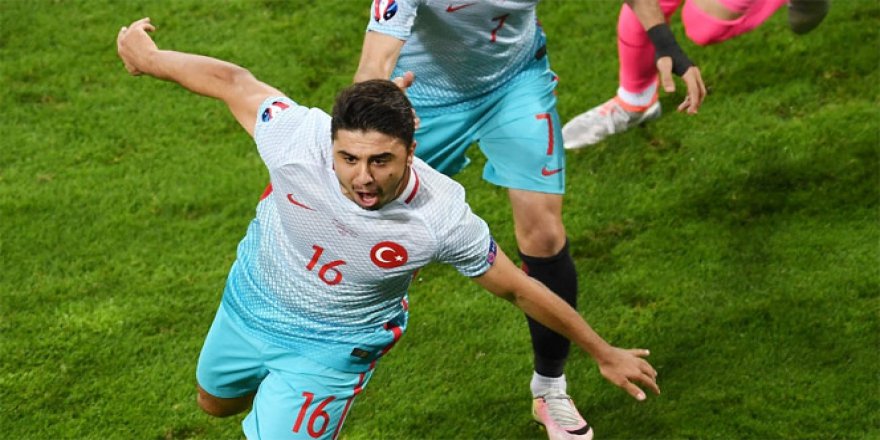 Genç Futbolcu Ozan Tufan nişanlandı