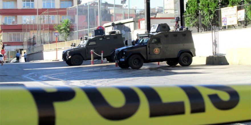 Diyarbakır'da valilik önünde bekleyen polis ekibine silahlı saldırı: 1 yaralı