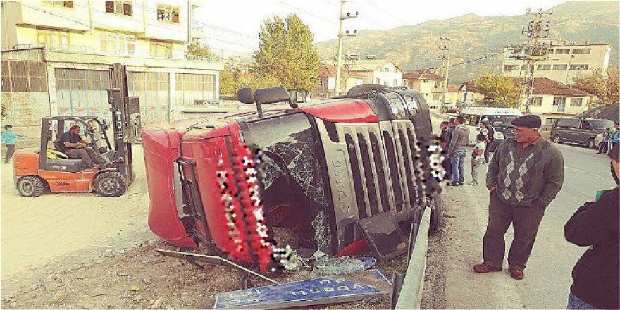 Tokat, Reşadiye'de Kil Yüklü Tır Devrildi: 1 Yaralı