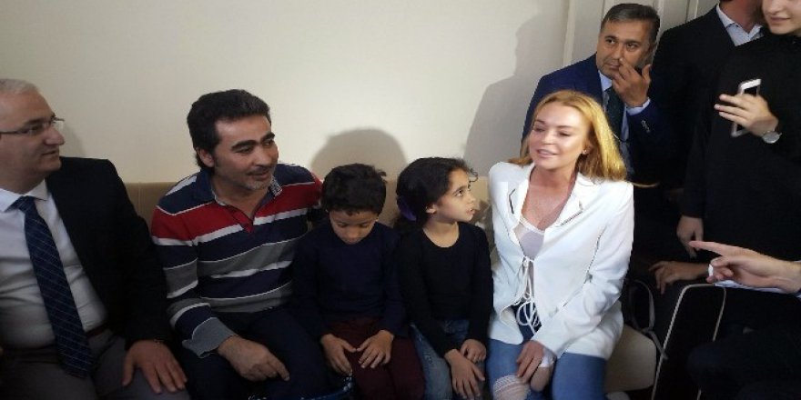 Lindsay Lohan mülteci çocuklarla ilgilendi