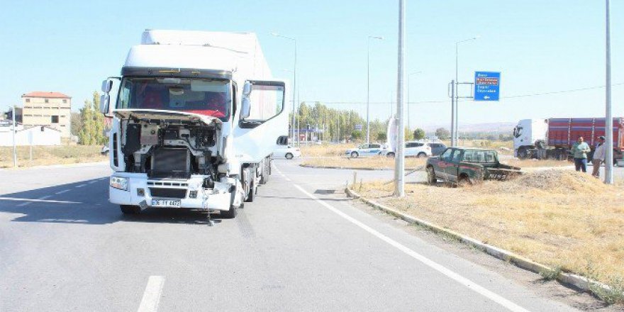 Sivas, Gemerek'te Tır İle Kamyonet Çarpıştı: 1 Yaralı