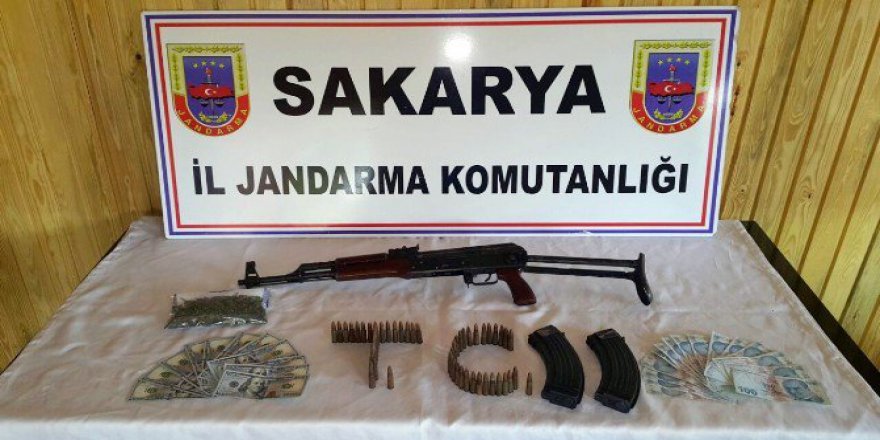 Sakarya'da Jandarma Ekipleri Kalaşnikof ve Uyuşturucu Madde Ele Geçirdi