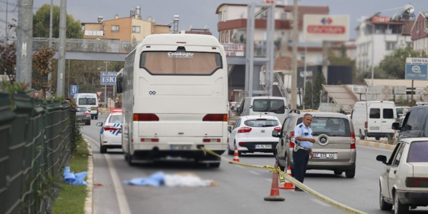 Genç kadın üst geçidi kullanmadı, hayatından oldu!