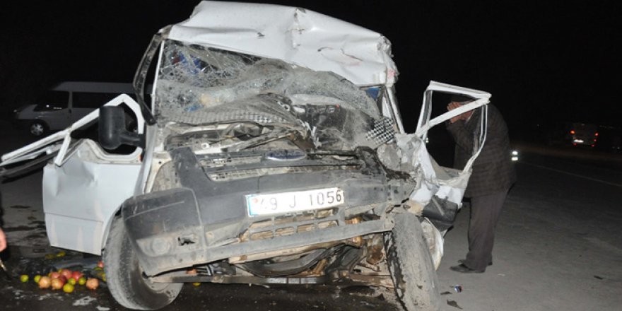 Muş-Bingöl Karayolu'nda yolcu minibüsü traktöre çarptı: 14 yaralı