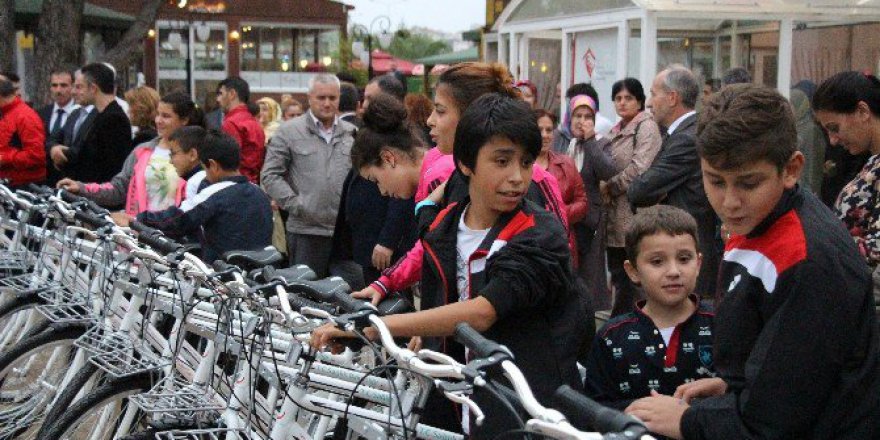 Bakanlıktan Kimsesiz Ve Şehit Çocuklarına 240 Bisiklet