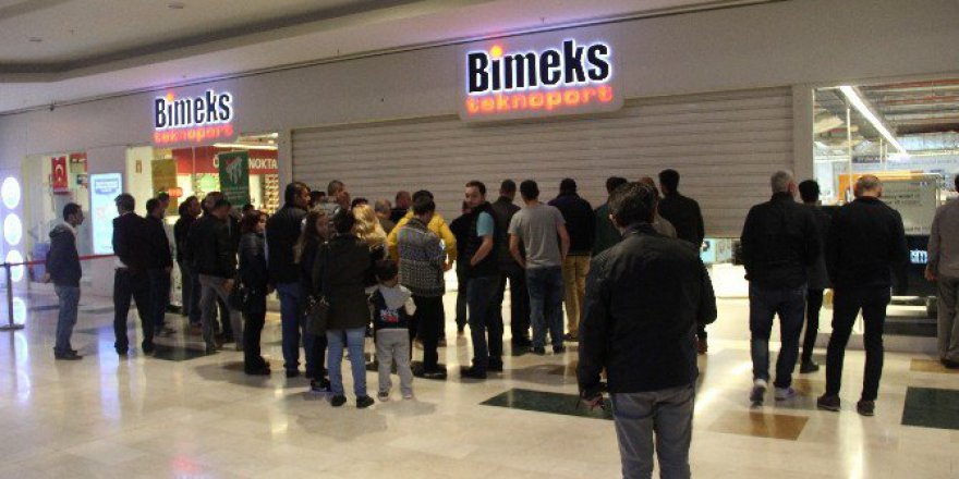Bursa'da gece Yarısı iPhone 7 Kuyruğu!