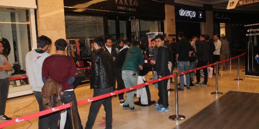 Konya’da Vatandaşlar iPhone 7 İçin Kuyruğa Girdi!