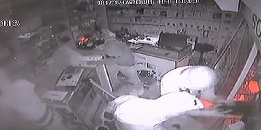 Sirkeci'de 1,5 dakikada soyup soğana çevirdiler! Zarar 100 bin TL