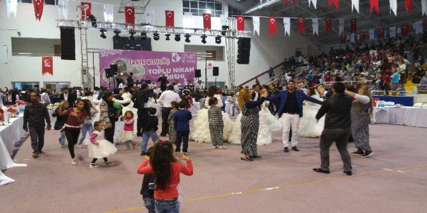 İzmit'de Kucaklarında Bebekleri İle Nikahları Kıyıldı