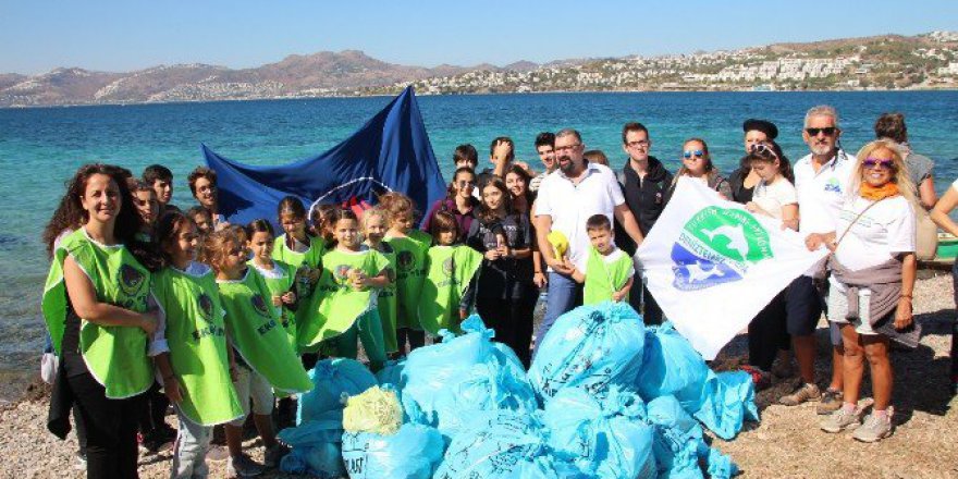 Bodrum'da Kıyıları Baştan Sona Temizlediler