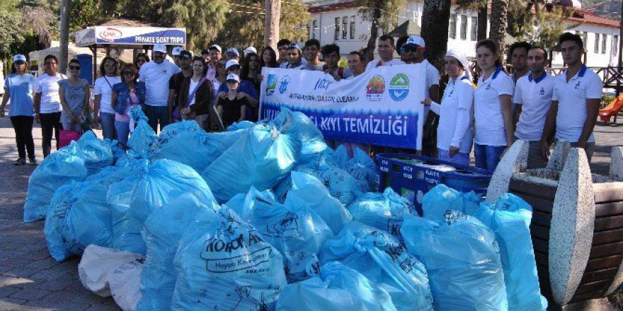 Fethiye’de Deniz Kıyısındaki Atıklar Toplandı