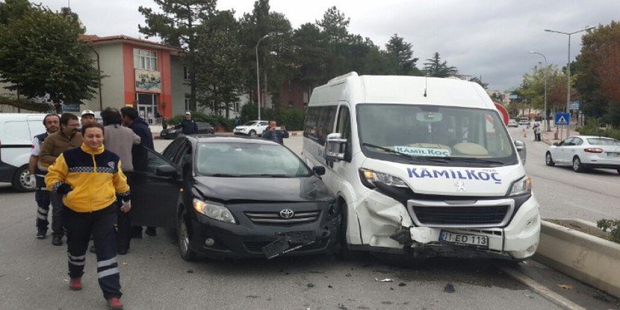 Bilecik'te Kaza Yapan Minibüsü Meraklı Öğrenciler Kurtardı