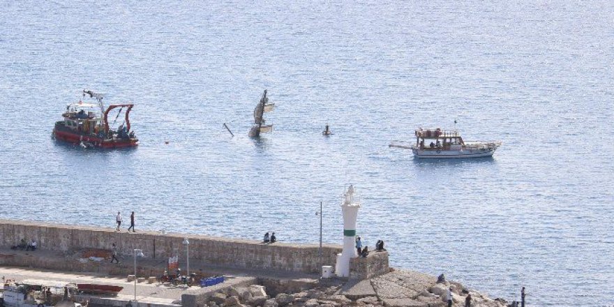 Antalya'da 2 Kişiye Mezar Olan Tur Teknesi Karaya Çıkarılıyor