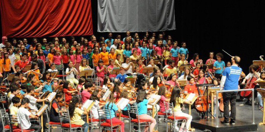 Eskişehir'de Çocuk Senfoni Orkestrası ‘Cumhuriyet Konseri’ İle İzleyenleri Büyüledi