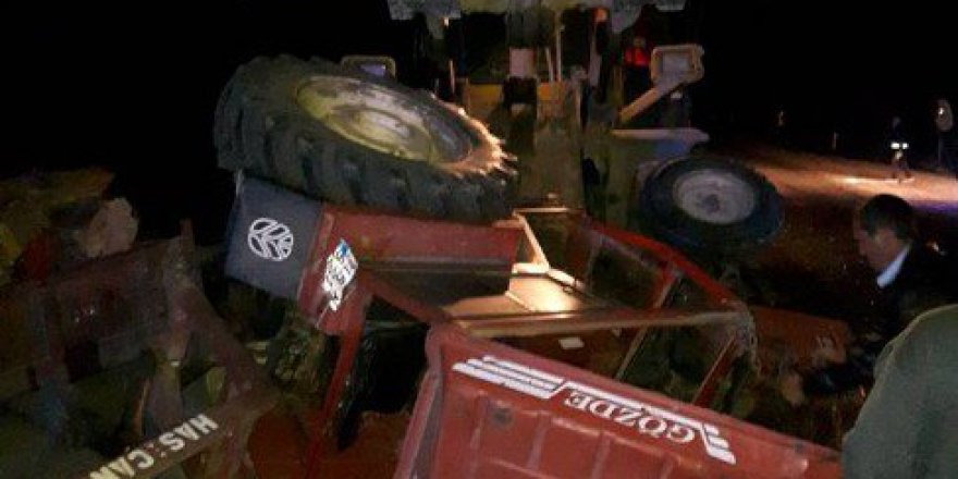 Bursa, Orhaneli'de Otomobil Traktöre Çarptı: 3 Yaralı