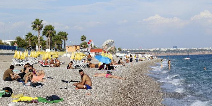 Konyaaltı Plajı cıvıl cıvıl! Deniz keyfi yaptılar