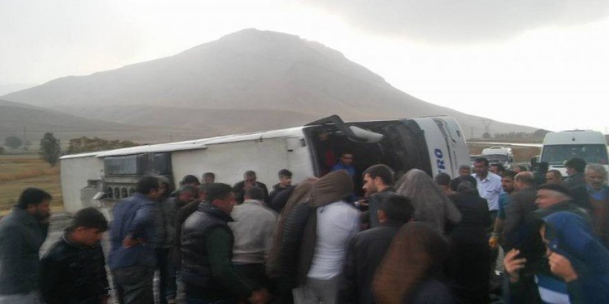 Van, Gürpınar'da Otobüs Devrildi: 7 Yaralı