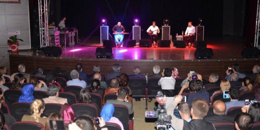 Kütahya’da ’Taksim Trio’ Müzik Grubu Sahne Aldı