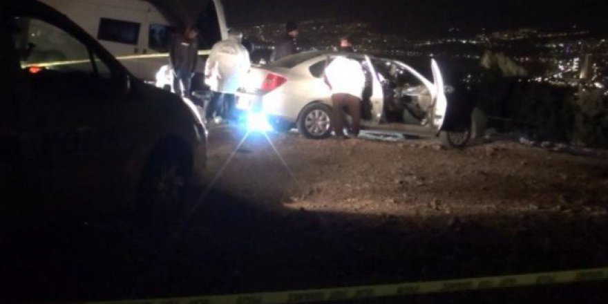 İzmir, Buca'da Arabanın İçinde Tabancayla Vurulmuş Halde Bulundu