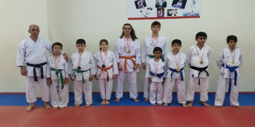 Karate Cumhuriyet Kupası Müsabakalarında Ereğli 14 Madalya Kazandı