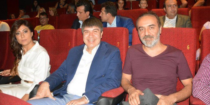 Yılmaz Erdoğan Yazıp Yönettiği ’Ekşi Elmalar’ı Sinemaseverlerle Birlikte İzledi