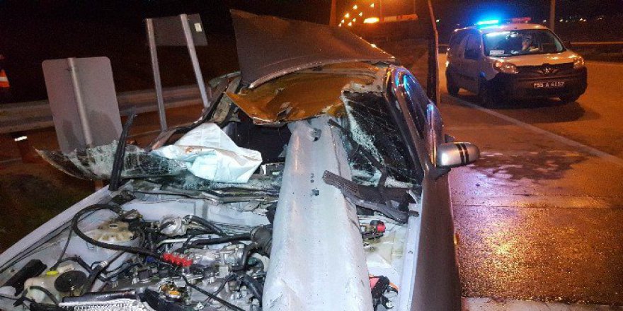 Samsun'da Bariyerin Ok Gibi Saplanıp Hurdaya Döndüğü Araçtan Sağ Çıktı