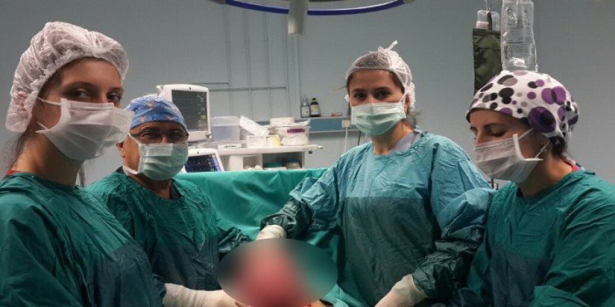 Göbeği 6 Aylık Hamile Gibi Şişen Kadının Karnından Çıkanlar Şaşırttı