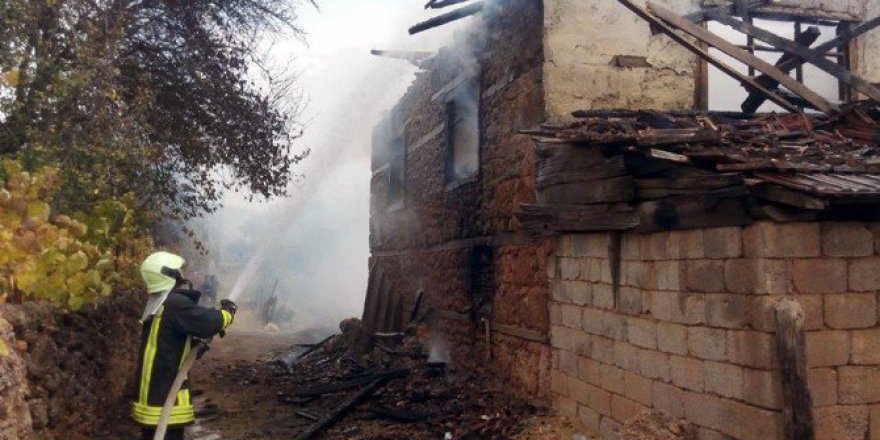 Denizli, Acıpayam'da Yangın: 6 Koyun Telef Oldu, 1 Ton Saman Yandı