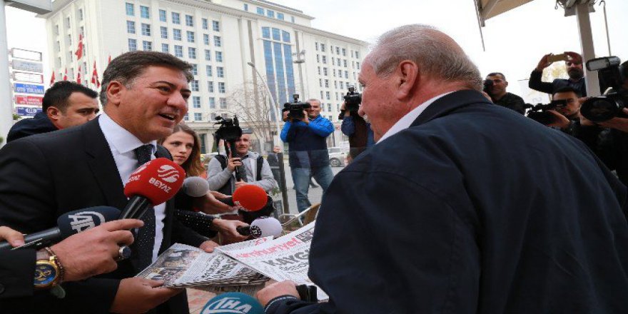 CHP’li Murat Emir Tepki İçin Cumhuriyet Gazetesi Dağıttı