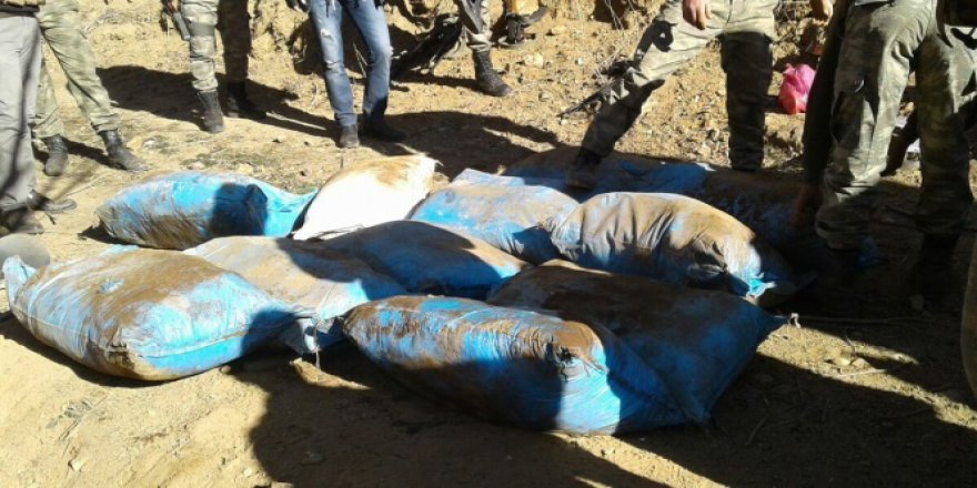 Hakkari, Şemdinli'de 2 ton bomba yapımında kullanılan gübre ele geçirildi