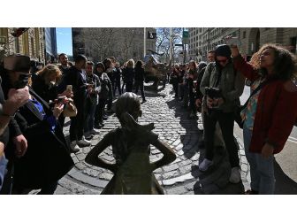 New Yorklular 'Korkusuz Kız'ı Sevdi