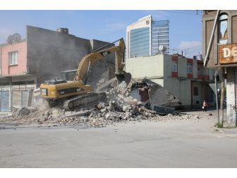 Yüreğir’de Metruk Binalar Yıkılıyor