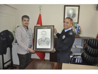 Genç Ressam İlçe Emniyet Müdürünün Portresini Çizdi