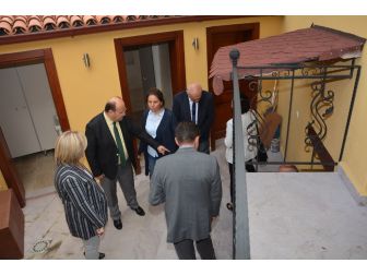 Başkan Özakcan, Restorasyonu Süren Konakları İnceledi