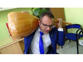 Sazı Ensesinde Çalıyor
