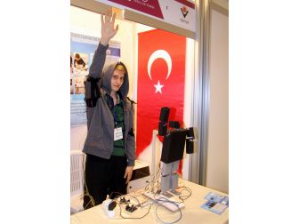 Liseli Gençler Çok Amaçlı İnsansı Robot Üretti