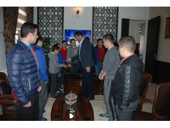 Başarılı Güreşçilerden Bayramiç Belediye Başkanı Arslan’a Ziyaret