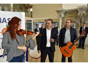 Uysal’dan Duacı’daki Öğrencilere Müzik Aleti